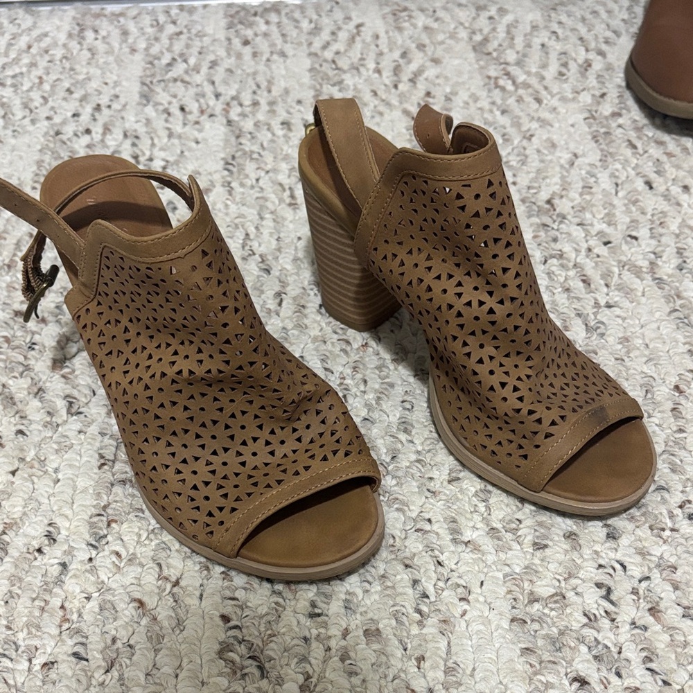 Universal Thread Tan Cutout Block Heel Sandals
